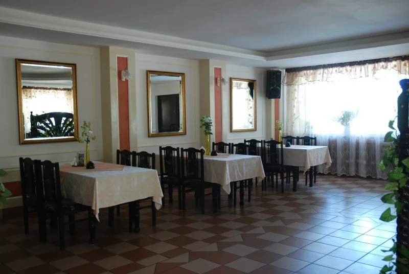 Šviesi restorano salė viešbutyje La-Musica