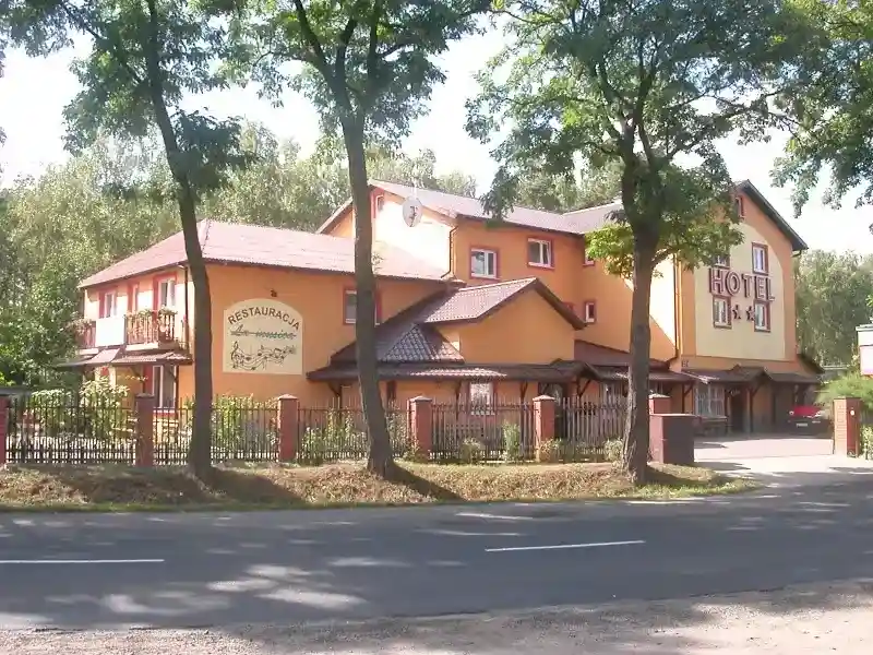 Viešbutis La-Musica vaizdas iš gatvės