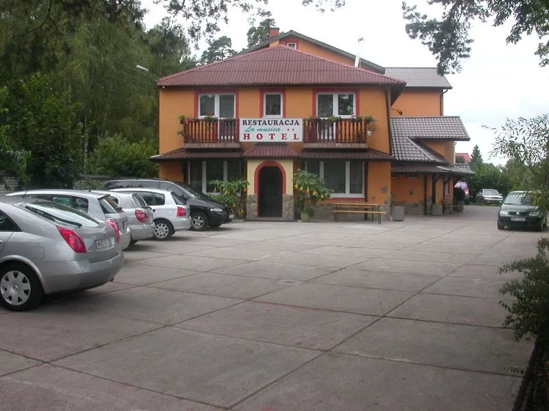 Viešbučio pastatas ir automobilių stovėjimo aikštelė